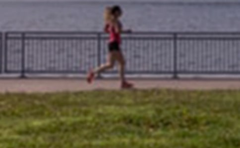 長跑摔倒的作文