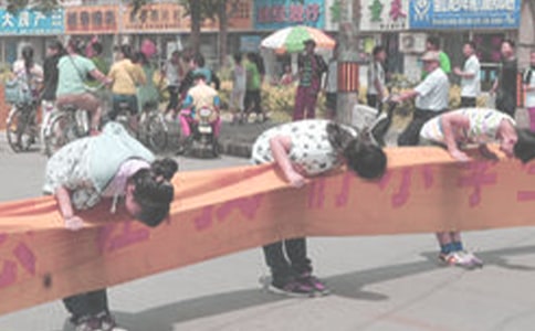 �P(gu��n)���Ѡ�?sh��)����ģ����Ѡ��Ϲ?/></p><p>���������������݌W(xu��)���ǶΕr(sh��)�g���������[�ĵ���������z���ȥ�Đ�(��i)���^�l(f��)�����^(gu��)·�����Пo(w��)�õ�ͬ���c�z���Ҳ������⡣��׌�����۵��������Ѡ����Ҽ��ŷ������������t(y��)��ͬ�r(sh��)���������Ҳ����(hu��)����</p><p>������ȻȻ����ȥ��Ժ�ݰ��������ҴҴ��sȥ�r(sh��)��ֻҊ����ڵ�ҹ����ȼ��һ�F(tu��n)����΢����ҹ�L(f��ng)������ȥ���������c������ȼ������tǰ�����ڼt�|��������������(g��)��^����վȥһ߅��</p><p>����ֻҊ�Ѡ���ΡΡ����Ҫȥ���������Bæ���^(gu��)ȥ���������� ��ֻ�f(shu��)��������������������߅�������Օ��Ժ����ֻʣ�����~���µ������c�Ѡ����е�Ԓ��������̩ɽ�����̾Ⱦ��҂��Һ��Ӱɡ���������ֻ�ǵ��^���Ĳ����ɵ�?c��i)[Ū�����е����Ͳ����������s���������ˮ�ĺ��d��͸���������</p><p>�������ӳ�յ���ʮ�q���g���Ѡ����Ӝ�ɣ���q��(sh��)��̫�^(gu��)����������ӛ���ԁ�(l��i)���Ѡ������@�����^�l(f��)�cüë���Ѱ߰����׵��綬�����.ѩ��������Ҳ���ݹ���ᾣ�������������������@�ÿ�ʎʎ�����ƺ��R�Ͼ͕�(hu��)���L(f��ng)���ߡ���Ҳ���Ǔuҷ���L(f��ng)�еĚ��Tһ����׌����ȥ�����p�_�p����һ���L(f��ng)��</p><p>�������K�ڹ�����ȥ���p�ֺ�ʮ����\(ch��ng)���]���۾����\�����M(f��i)���ع������ӌ��p���N�ڵ������������ļ�������һ���|Ŀ�@�ĵĻ������Ҳ�������ȥ�����</p><p>����������������˟o(w��)��(sh��)�Σ�������ò�����ˌW(xu��)�I(y��)������(d��ng)�ҿ������H���Ѡ��������\�r(sh��)���ҵ��ľ��������������Ʊ���סһ��o(w��)���������۾����ǂ�(g��)��ֵĖ|�����m�|韵����b�¡���������������ˮ�������¡���(hu��)��(d��ng)��^픡��ĸ�ɽ���s�ݲ����ǡ��I��մ���¡��Ă������Q�̵ĜIˮ����Ę�Ͽv�M���Ҳ��ҳ���������(d��n)����</p><p>�����˿̣���ֻ�������Ϲ�������ȭȭ�Đ�(��i)��֮�ģ������Ċ^����������ڽ^���������h(yu��n)��֪���l(shu��)�����(��i)�Լ����ˣ����h(yu��n)��֪����ԓ��ϧ����ʲô���x�x�����Ѡ�����һ��Ŭ��������(l��i)��</p><div   id=