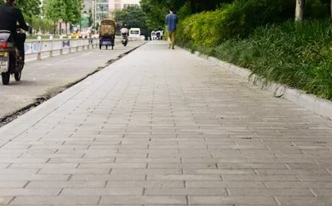 關(guān)于未來的人行道300字作文