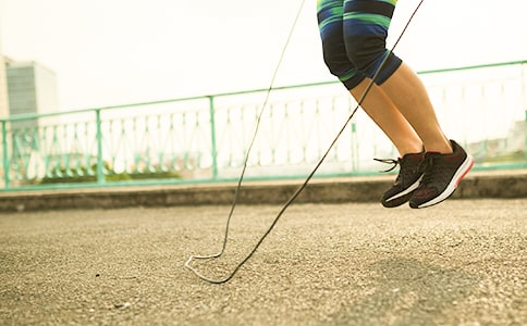 她很賣(mài)力地跳繩作文范文