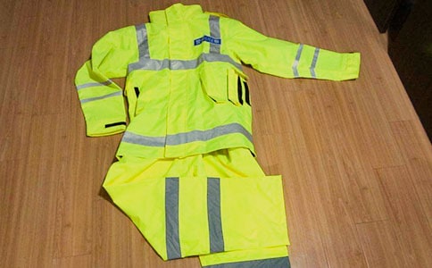 溫暖的雨衣優(yōu)秀作文